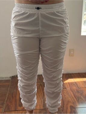 Ruched White Women's Jogger Pants

LA BOJOU jogger pants
Made in :Vietnam